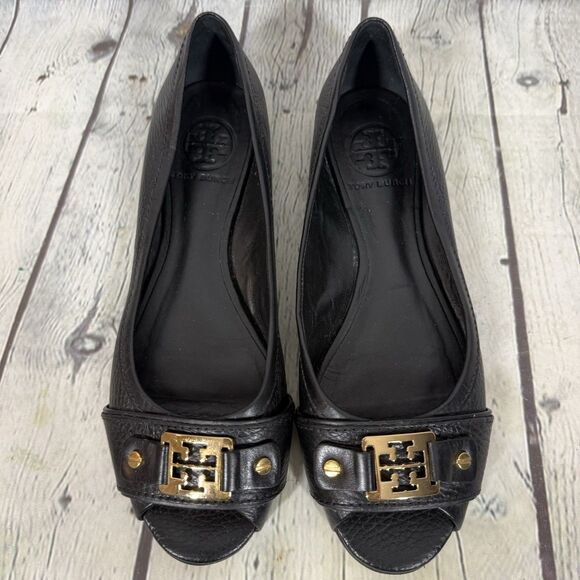Tory Burch Open Toe Sandals Women Size 7 Embellished Black Gold Logo Flat Preppy - Picture 9 of 16
